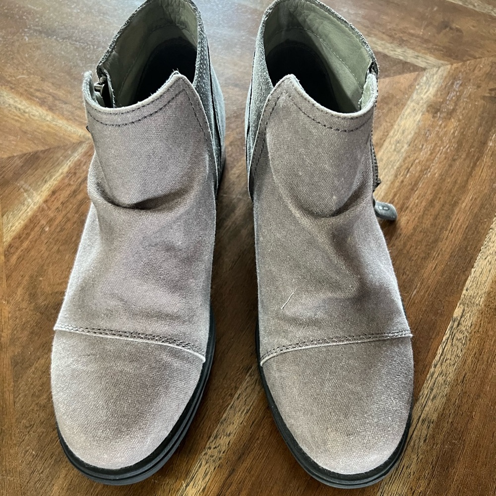 Woman’s size 8 Sorel booties